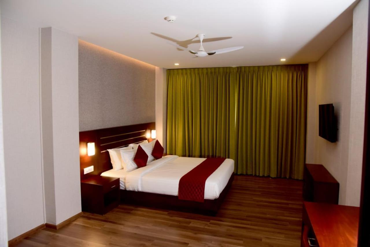 Hotel Emerald Palace Kottiyam Kültér fotó