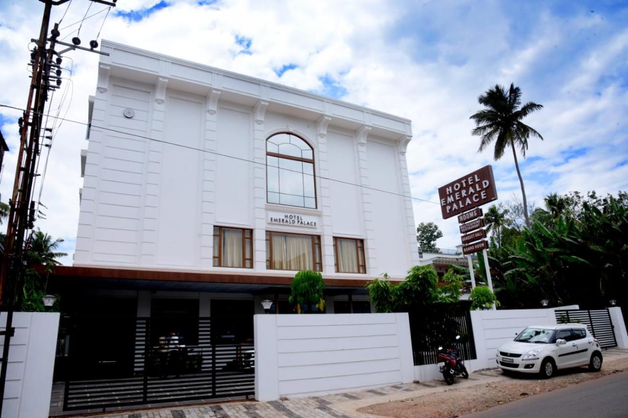 Hotel Emerald Palace Kottiyam Kültér fotó
