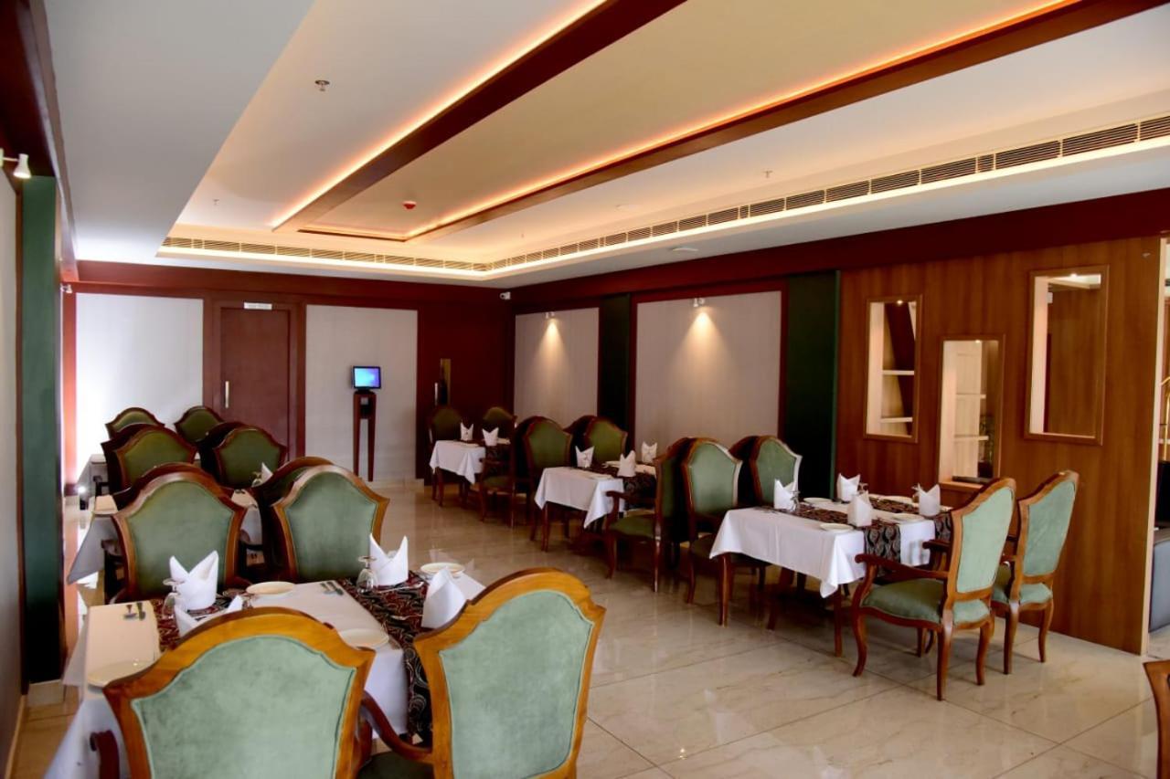 Hotel Emerald Palace Kottiyam Kültér fotó