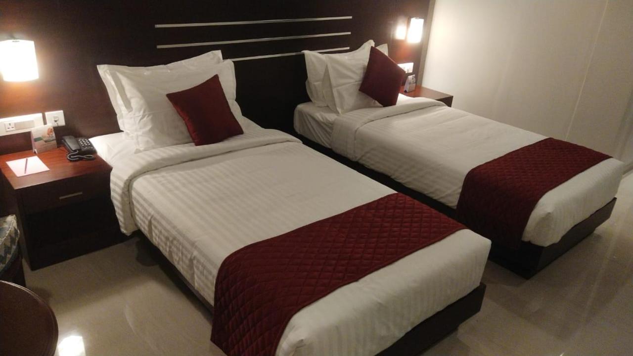 Hotel Emerald Palace Kottiyam Kültér fotó